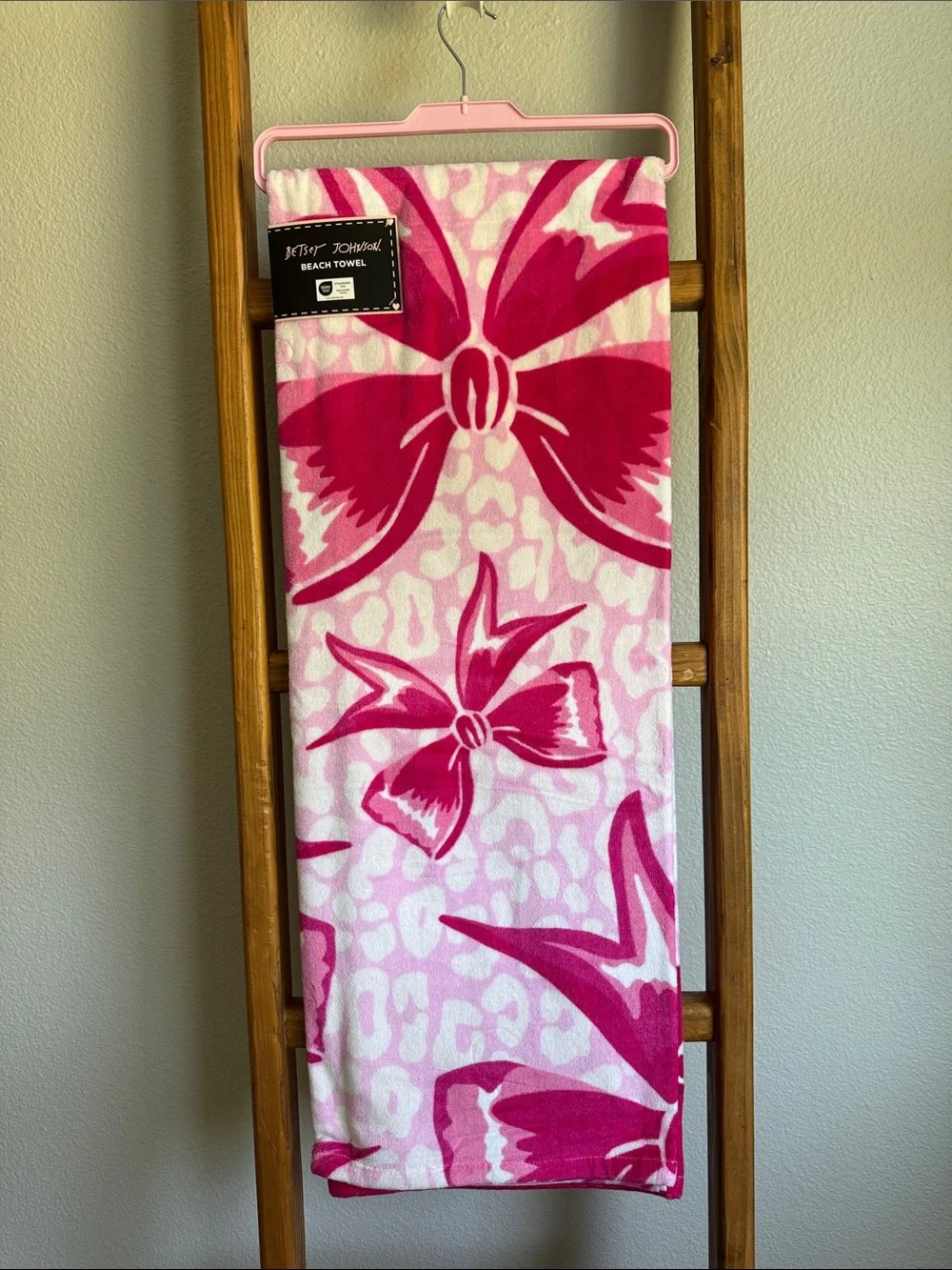 🎀🌴 NWT Betsey Johnson Pink Bow Beach Towel – Coquette Glam Meets Summer Fun!